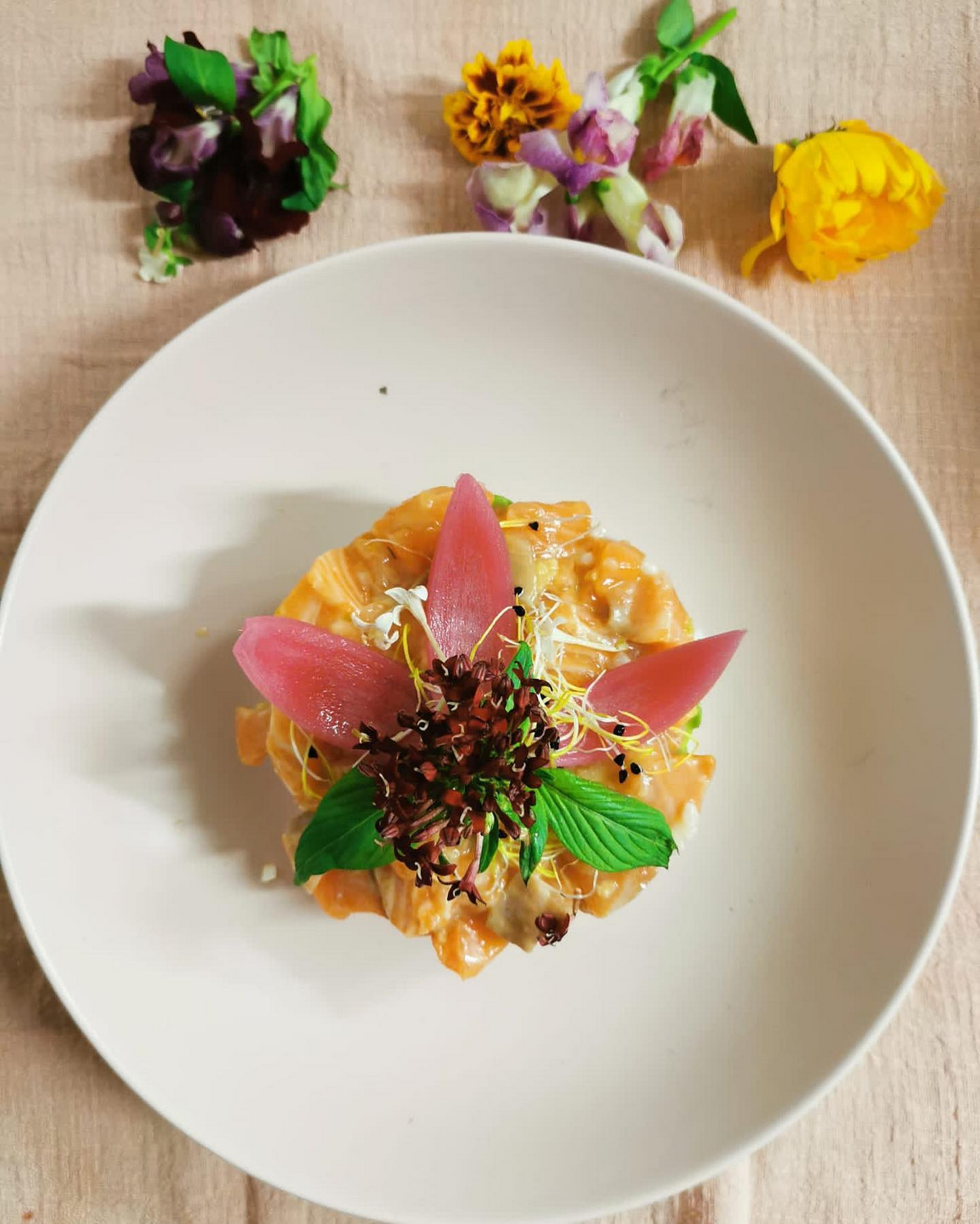 Tartare de saumon servi au restaurant La Maisonnée sur le Pôle d'activités d'Eguilles - APAE